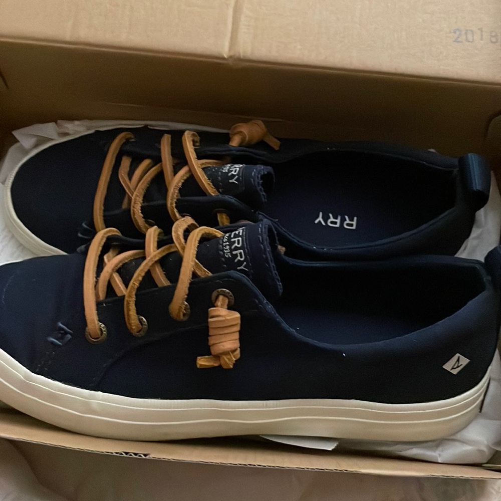 Crest Vibe Canvas Navy Sperry shoe